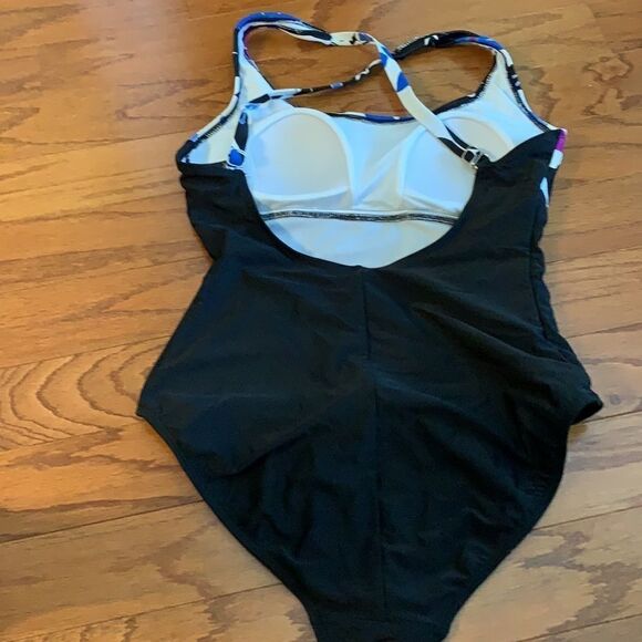 Medium one piece swimsuit - Picture 3 of 5